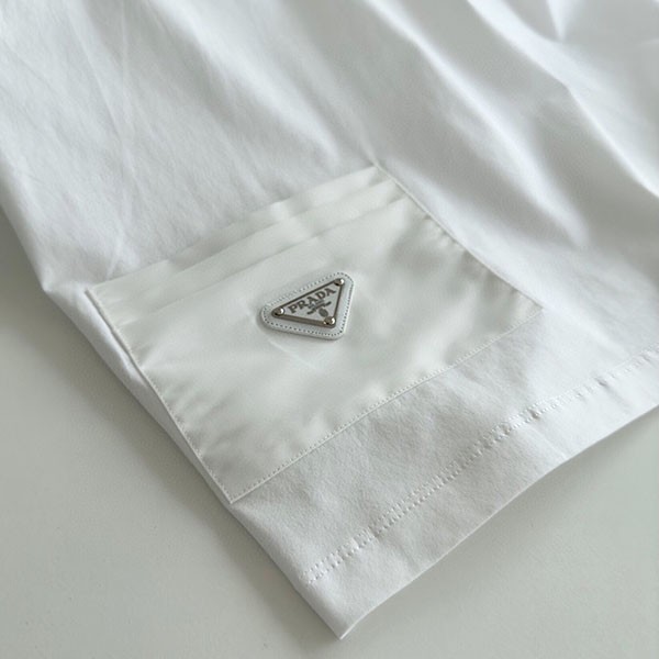 プラダ 胸元立体エンボスエンボスロゴ Tシャツ 偽物 pub12238